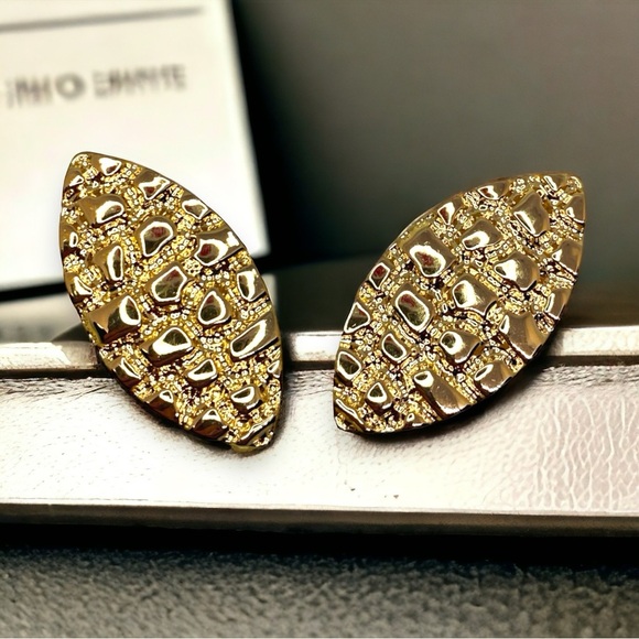 Erica Lyons Large Oval Croc Pattern Gold Tone Clip On Earrings NWT - Picture 1 of 4
